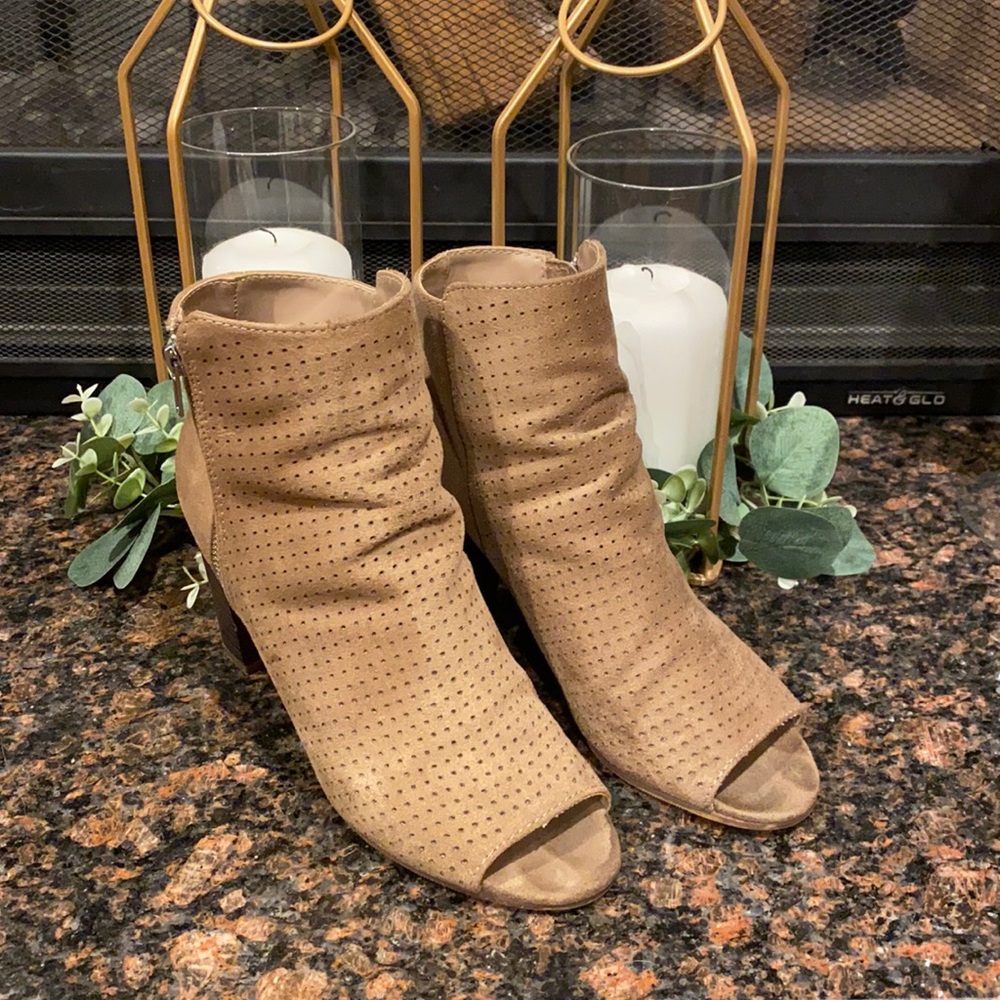Francesca’s Women’s dressy boots size 8.5